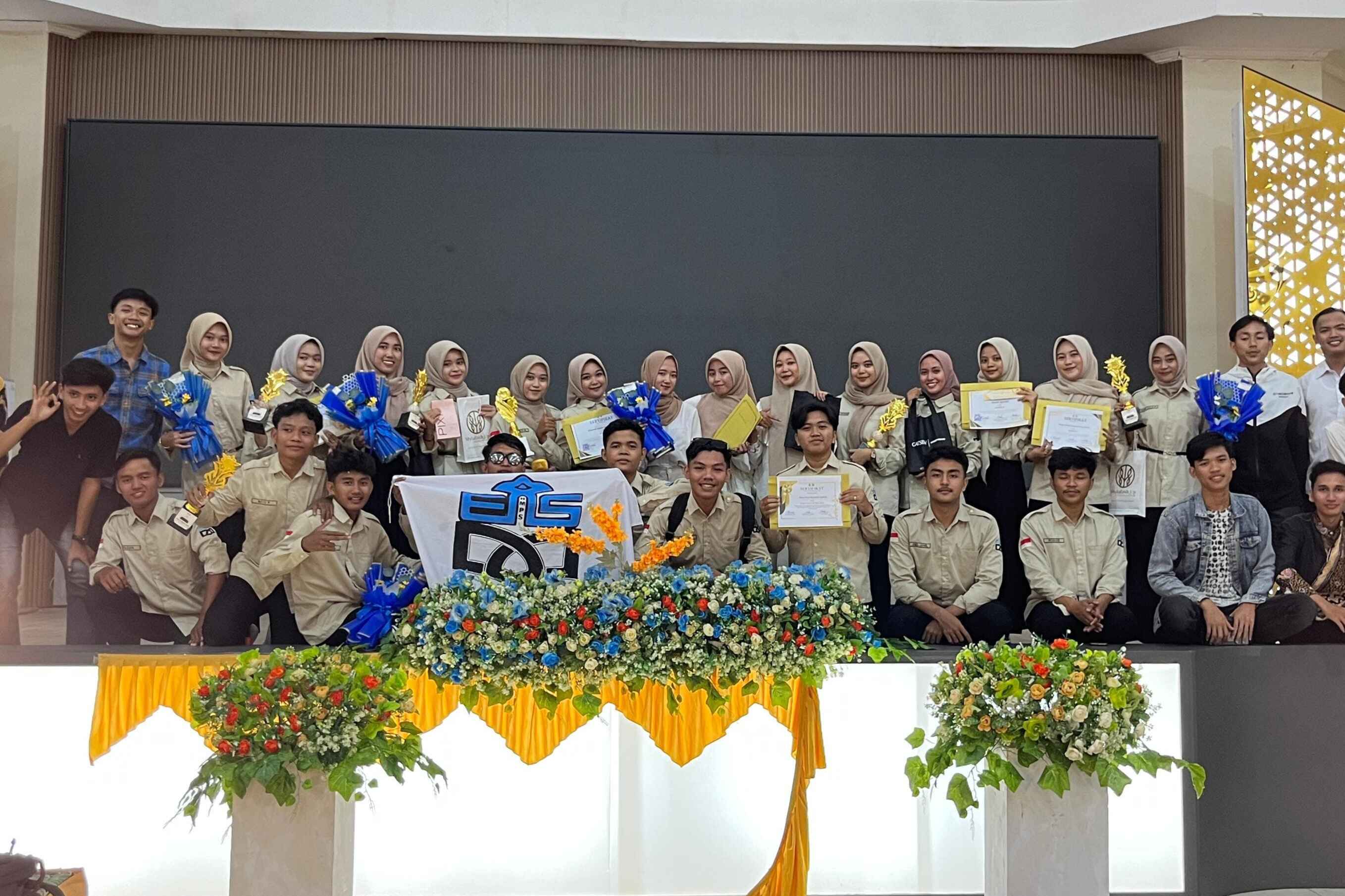 Paguyuban Putra Putri Ekonomi Syariah Raih Gelar “Putra Putri of The Year” dan Nominasi Lomba Fashion & Bazar Batik di Ambassador Awards IAIN Madura